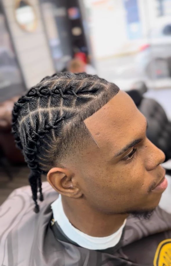 Tresses plaquées et dégradé net sur les côtés, réalisés au Legend'Hair