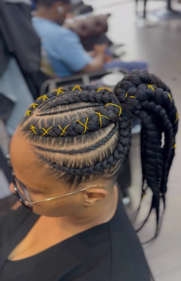 Tresses stylées relevées, ornées de fil jaune