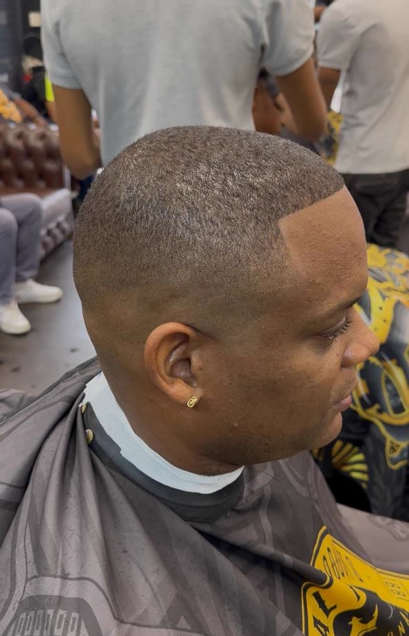 Dégradé net et contour au rasoir sur cheveux courts