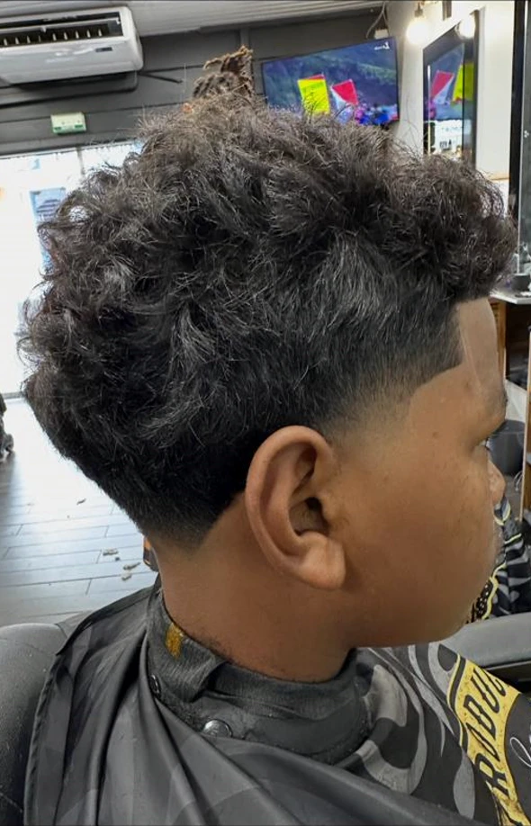 Coupe sculptée sur cheveux crépus, volume conservé sur le dessus