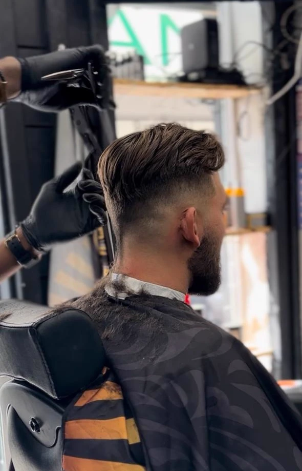 Dégradé progressif et barbe taillée