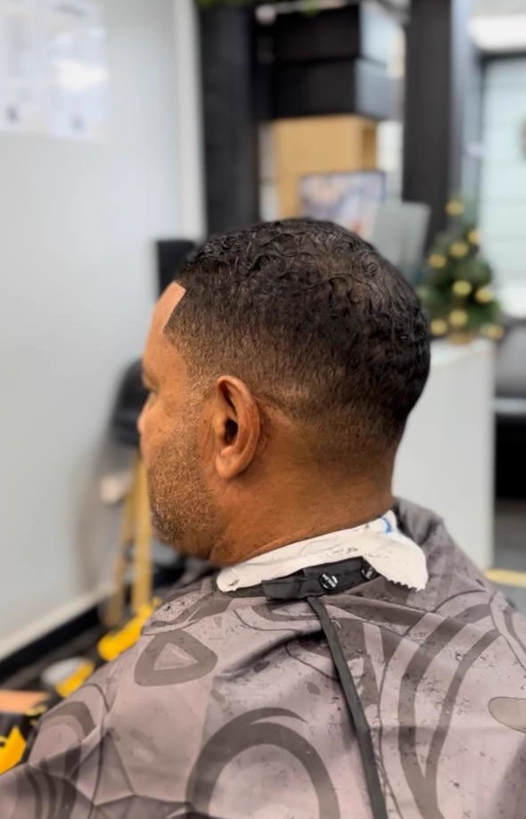 Coupe et barbe terminées, vue de profil