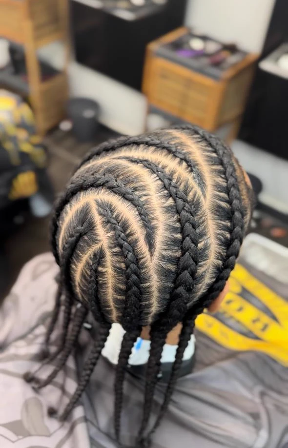 Cornrows serrées tracées vers l'arrière