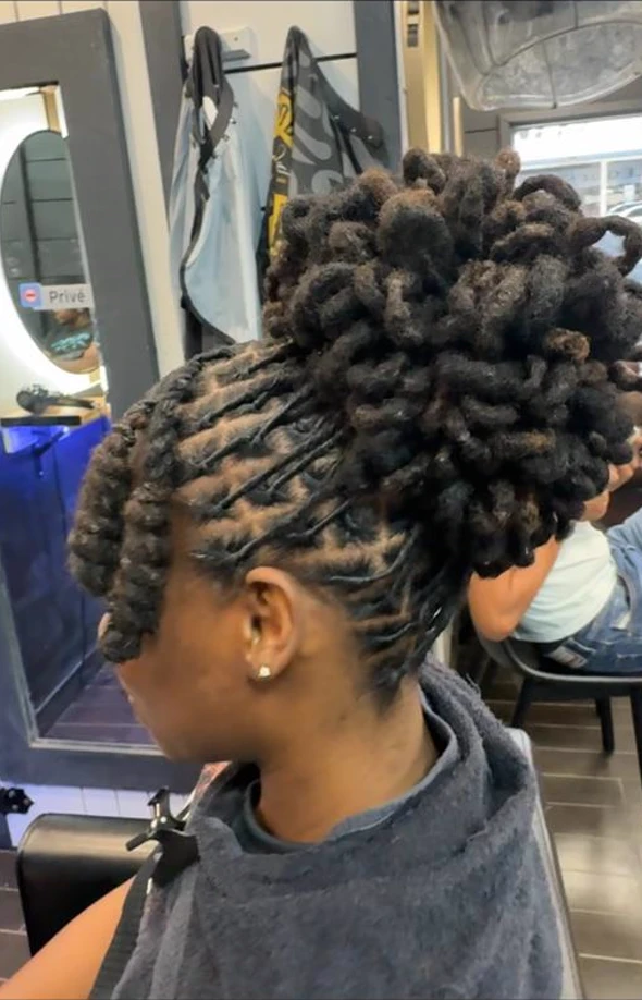 Locks relevées en chignon travaillé