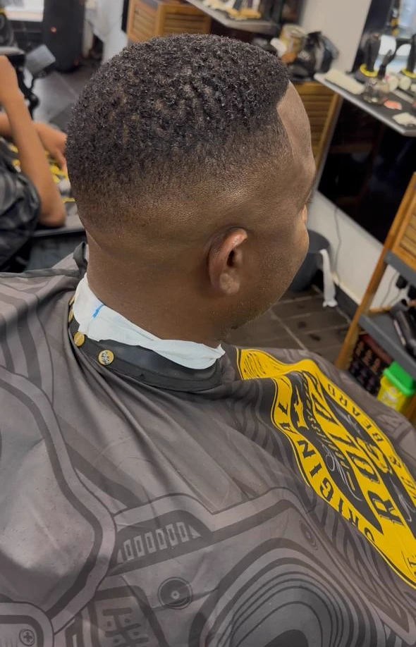 Dégradé haut sur cheveux courts, nuque dégagée