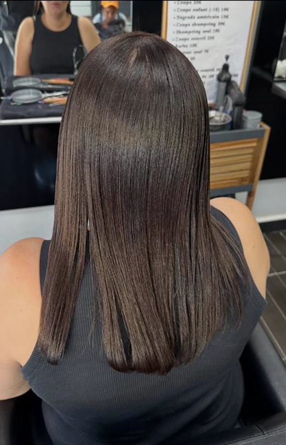 Lissage sur cheveux longs, brillance uniforme